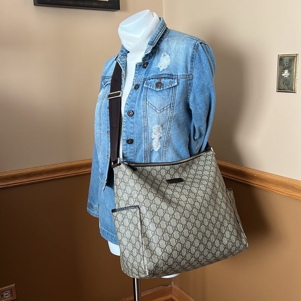 A404- 💯 % authentic Gucci crossbody bag